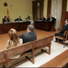 De espaldas Placer, Pastor, Velasco y Cerezales, frente al juez