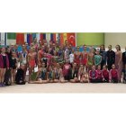 Foto de familia de las gimnastas participantes en el Torneo Internacional de Eslovenia con las leonesas sentadas en el centro. DL