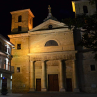 Iglesia de San Pedro de Valencia de Don Juan de noche. MEDINA
