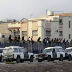 Inmigrantes en la valla fronteriza de Melilla.