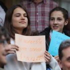 Protesta a la puerta del Conservatorio de León, esta tarde.