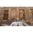 La fachada del edificio, que ha sufrido algunos desprendimientos y necesita una restauración.