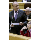 Sebastián, en el Senado, junto a Rosa Aguilar.