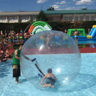 Las actividades lúdicas llenan la piscina de Villaquilambre. DL