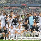 Los jugadores del Real Madrid celebran el triunfo ante el Bayern con el trofeo conquistado.