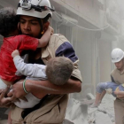Los cascos blancos durante su labor de rescate en Siria.