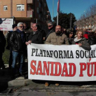 Miembros de la plataforma por la sanidad pública, en la concentración del centro de Villaobispo. DL