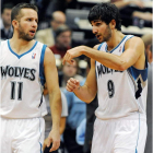 Ricky Rubio explica al leonés Barea una jugada del partido.