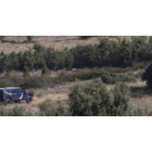 Un coche del operativo de rastreo circula las proximidades de la zona en la que se buscaba a Denis Thiem