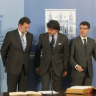 Mariano Rajoy, junta a Jorge Moragas (centro) y Álvaro Nadal, este martes, en la Moncloa.
