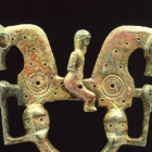 Báculo de prótomos de caballo, que se halla en el | Museo Numantino de Soria. Debajo, el escritor SB Francisco