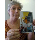 Miriam Reston mostraba una foto de su hija cuando estaba sana