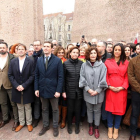 Los líderes de los partidos convocantes, Casaso (PP), Rivera (Cs) y Abascal (Vox) junto a otros participantes.