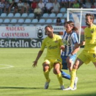 Miguel Ángel pelea un balón entre los jugadores del Villarreal B, Natxo Insa y Marcos Gullón.