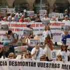 Las familias, concentradas ante la estación a la que tenía que haber llegado el tren. LAVANDEIRA JR