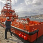 Llegada al puerto de Almería de la «Guardamar Caliopepara» para buscar a los tripulantes