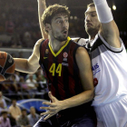 Musli intenta obstaculizar una acción de Ante Tomic.