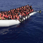 Embarcación con más de 300 inmigrantes rescatados en su camino hacia Malta, el 18 de agosto.