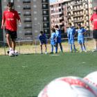 Fernando Morientes, con el balón en los pies, enseña técnicas de fútbol a los jóvenes.