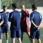 Monteagudo, dando una charla a sus jugadores antes del inicio del primer entrenamiento de la pretemp
