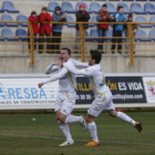 Santi Santos, a la izquierda, celebra un gol durante su anterior etapa en la Cultural.