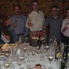 Algunos de los participantes en la cata organizada por «La Jouja» y celebrada ayer en el