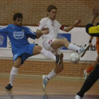 Ángel, de blanco, fue el autor de los dos goles de los leoneses.