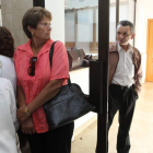 El ex pedáneo de Mosteirós, Manuel López, a la derecha, ayer en los juzgados junto a vecinas de la zona afectada por el fuego.