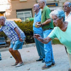 Un grupo de pensionistas juega a petanca en un parque de Barcelona.