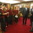 Alumnos, profesores y directivos del Colegio Leonés, con el alcalde