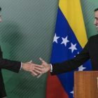 El presidente de Brasil, Jair Bolsonaro (izquierda), y el líder opositor y autoproclamado presidente venezolano, Juan Guaidó, se saludan durante el encuentrpo que mantuvieron este jueves en Brasilia.