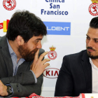 Rubén de la Barrera, derecha, y su segundo Mourelo pretenden a futbolistas de nivel. MARCIANO PÉREZ