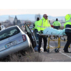 Los facultativos sanitarios sólo pudieron determinar el fallecimiento de las dos jóvenes en el lugar del accidente en la LE 420 en Soto de la Vega.