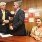 El rector de la ULE y el presidente de la Cámara se dan la mano tras firmar el convenio.