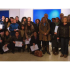 Foto de familia de las participantes del curso con sus diplomas.