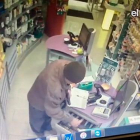 El abuelo pistolero atracó tres farmacias en un día. Hablan dos de los farmacéuticos asaltados.