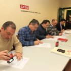 Sindicalistas (en primer término) y empresarios (al fondo) firmaron ayer las tablas salariales.