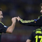 Juan Mata y Gerard Piqué, en el partido Macedonia-España.