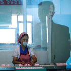 Una mujer norcoreana en una fábrica de jabones. HOW HWEE YOUNG