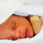 Elizabeth, una bebé de 18 días, duerme en un hospital de campaña en Haití tras pasar ocho días bajo