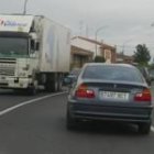 Las carreteras provinciales soportan mucho tráfico en León; en la foto, la carretera de Caboalles