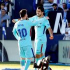 El delantero uruguayo del Barcelona Luis Suárez (d) celebra con su compañero, el argentino Leo Messi (i), su gol marcado ante el Leganés durante el partido correspondiente a la duodécima jornada de LaLiga Santander disputado en el estadio de Butarque.
