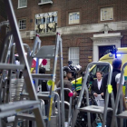 Periodistas montan guardia a las puertas del Lindo Wing del Hospital Saint Mary, este lunes.