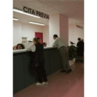 Varios pacientes esperan cita previa en el centro del Crucero