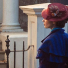 Emily Blunt, como Mary Poppins, frente al hogar de la familia Banks.