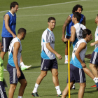 José Mourinho y varios jugadores, entre ellos Cristiano, durante el entrenamiento de ayer.