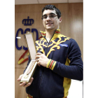 Javier Fernández muestra el oro que consiguió en el Europeo.