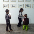 Unos niños participan en los talleres que el Musac dedica a los más pequeños.