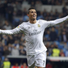 El futbolista del Madrid Cristiano Ronaldo celebra uno de sus tres goles frente al Espanyol.