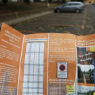El Ayuntamiento ha repartido trípticos para informar de la nueva regulación en la zona naranja.